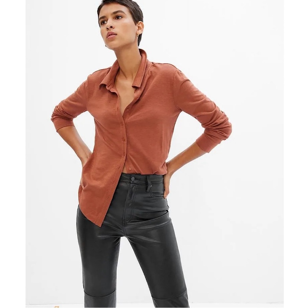 Gap Soft Knitted Shirt in Saddle Brown. Size medium.